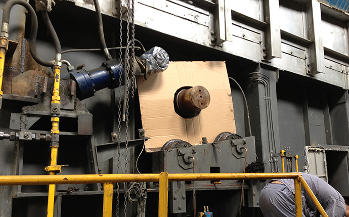 宇鈿篦冷機(jī)軸磨損維修